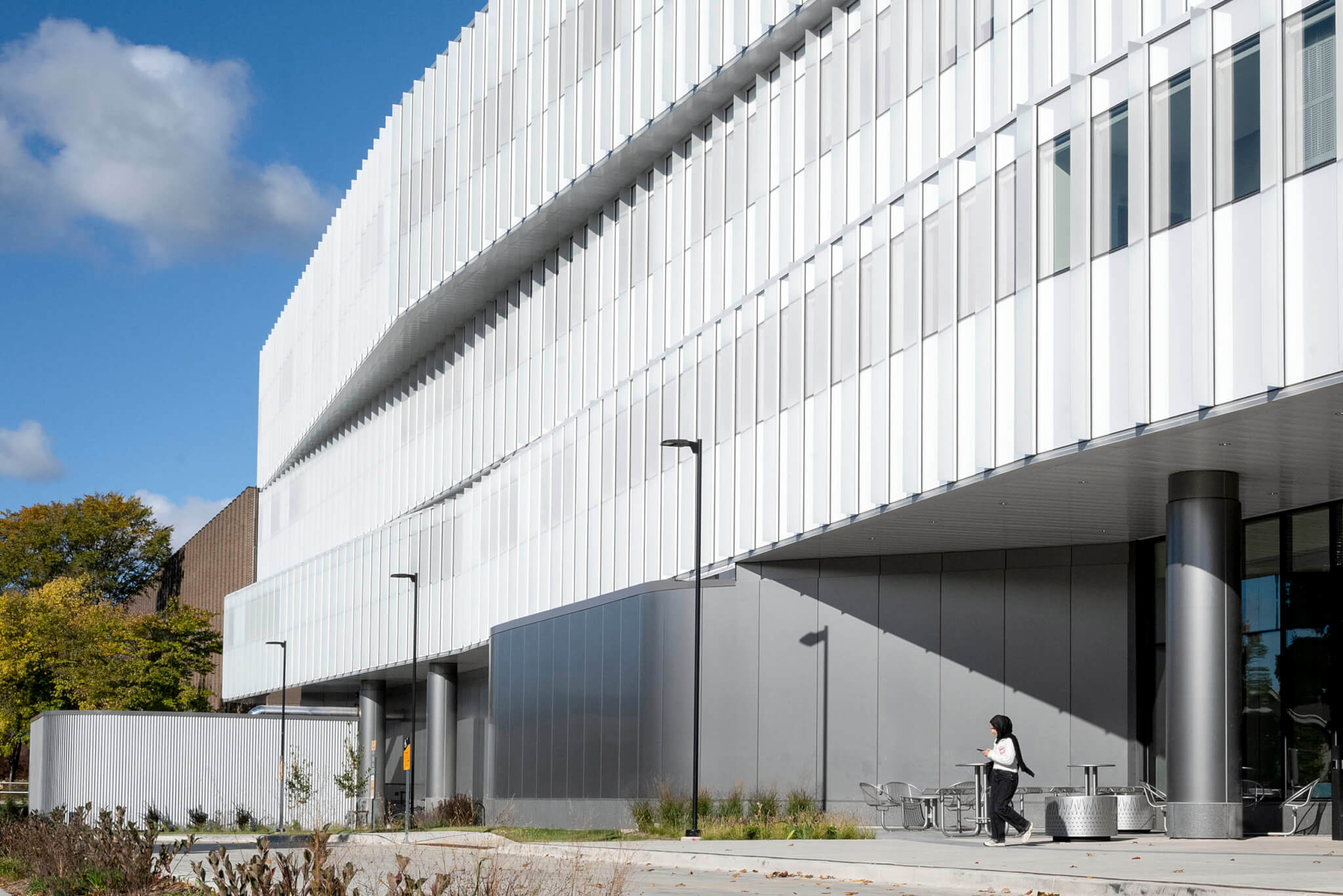 CannonDesign blurs undulations of opaque and transparent glass at UW–Milwaukee’s new Chemistry Building