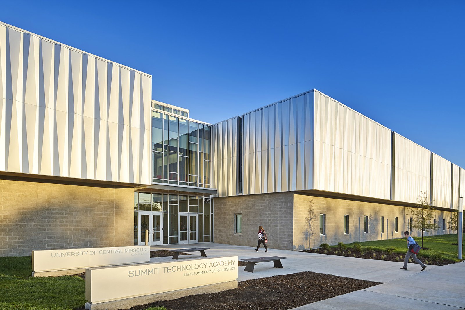 The Missouri Innovation Campus Ripples With An Angled Aluminum Skin Facades Premier Conference On High Performance Building Enclosures