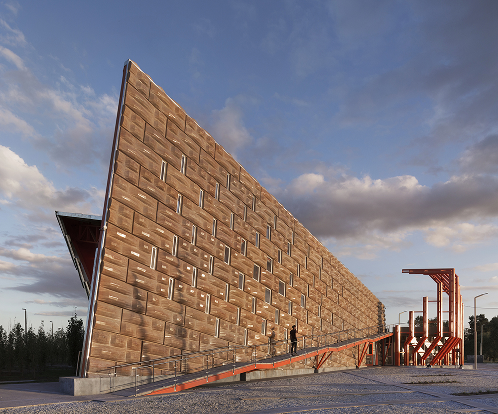 This memorial to Argentinian farmers glows with reinforced resin and burlap  panels - Facades+, Premier Conference on High-Performance Building | Tischläufer