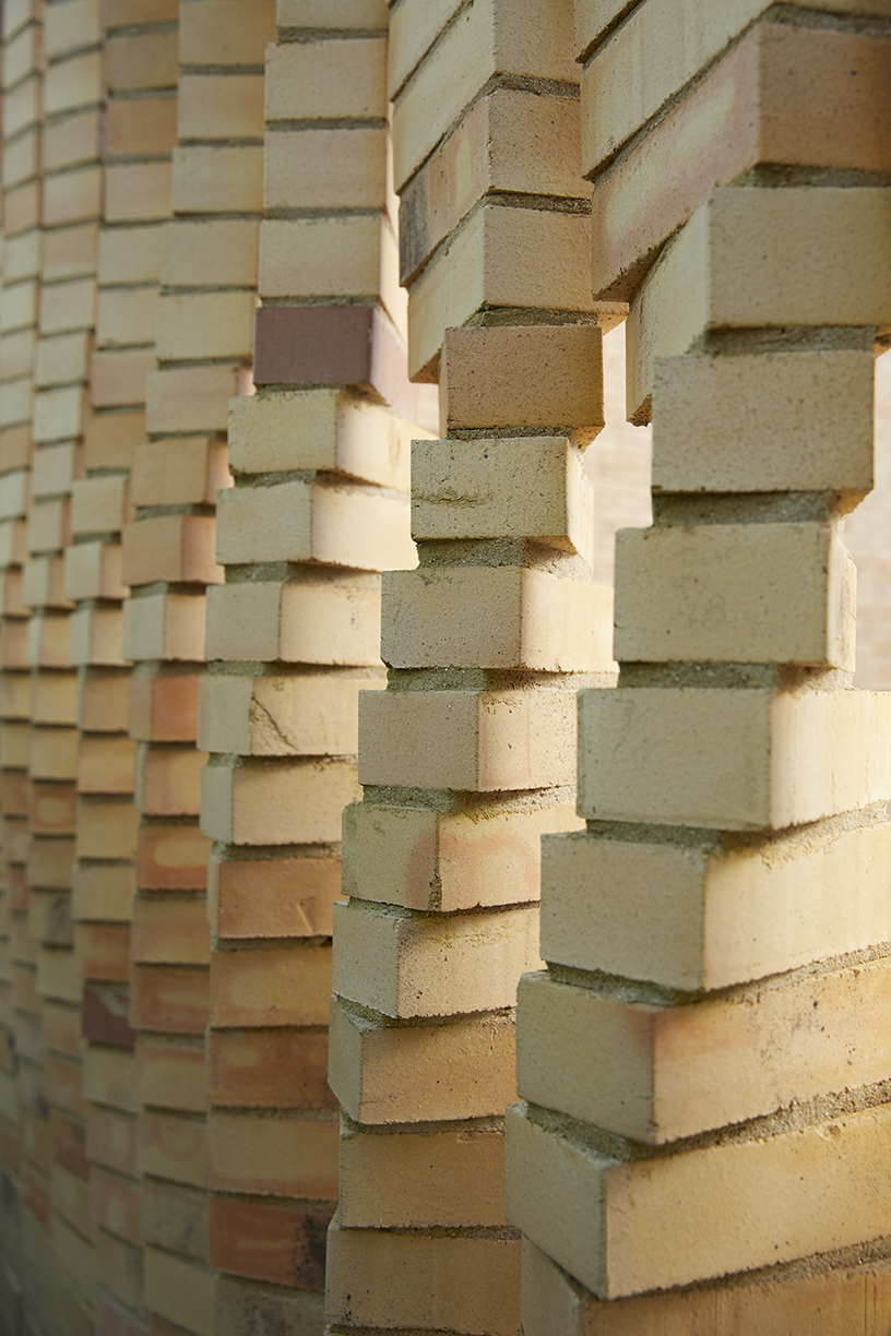 Detail of screen wall made of stacked twisting bricks